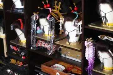 Elaborate ornaments for the hair (Photo: Katsura Studio)