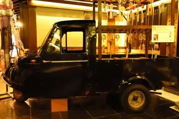 <p>Antique minicar + Windchimes</p>