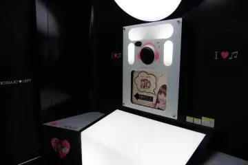 <p>L'int&eacute;rieur d'une cabine. Au dessus du petit &eacute;cran se trouve la cam&eacute;ra.</p>