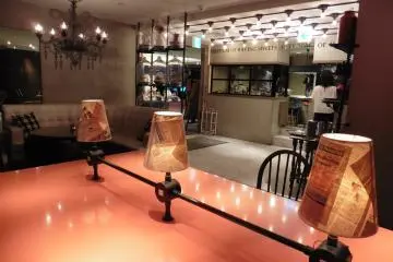 <p>โคมไฟที่ตกแต่งไว้อย่างสวยงาม</p>