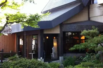 The greenery near the entrance