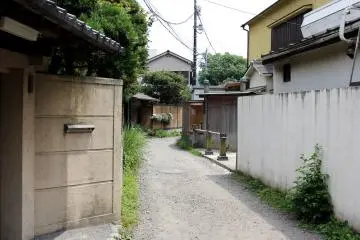<p>Beautiful traditional street in Kamakura.&nbsp;</p>