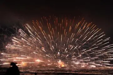 <p>The beach in Kamakura was full of people waiting to see the fireworks, and they didn't disappoint. They went on for over an hour with a couple of minutes in between each burst.&nbsp;</p>