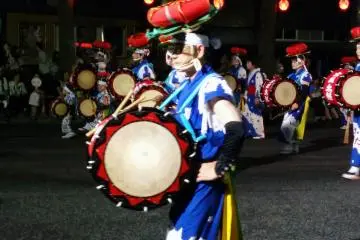 <p>The traditional hat and costume is worn by this performer</p>