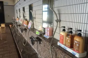 <p>There are many washing stations in the bathing area</p>