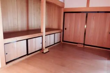 Interior kayu di dalam Yokokan Villa