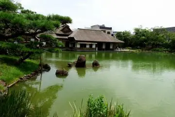 호수 건너편에서 본 요코칸 빌라