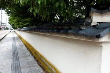<p>Long white walls of Yokokan Villa and Garden</p>