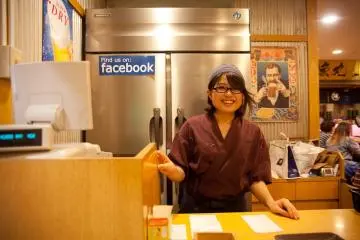 <p>พนักงานเสริฟและแคชเชียร์ที่เป็นกันเอง</p>