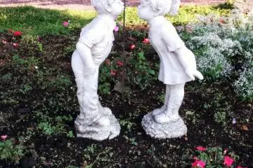 <p>With many windy paths and towering plants, there are several places to steal a kiss if you happen to come with someone special</p>