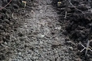<p>The rough path is marked by chains&nbsp;</p>