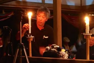 <p>Meskipun terdapat penerangan listrik, penerangan dari lilin memberikan efek mistis ke atmosfer kuil.</p>