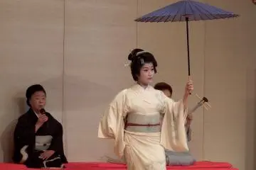 <p>The performance of Yamanaka Geigi group. They are performing 'Willow Tree on Riverbank'</p>