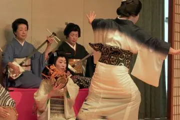 <p>Awara Geigi, Ms. Otome, dancing 'Goro'. Ms. Shiori, who danced 'Miyakodori (Black-headed gull)' is now playing a hand drum</p>