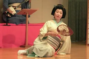 <p>Awara Geigi, Ms. Shiori, dancing 'Miyakodori (Black-headed Gull)'. She performs a woman who longs for her lover</p>