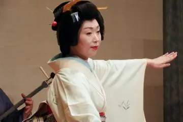 <p>Look at the way her fingers stretched out in elegance</p>