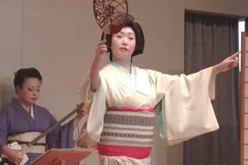 <p>Who wouldn't come back to a beautiful woman like this?!</p>