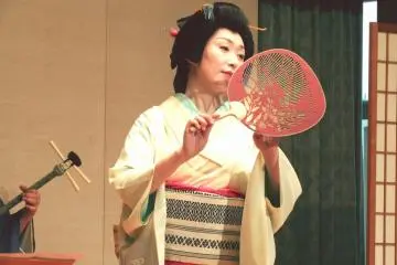 <p>The angle of her neck and the way she uses the summer fan...perfect!</p>