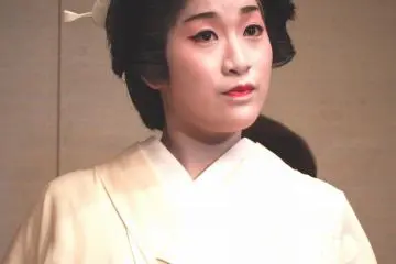 <p>She looks like a bride in a white wedding kimono</p>