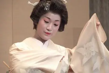 <p>If you look closely, you can see white hydrangeas drawn on her kimono sleeves. Unostentatious expression of hidden beauty</p>