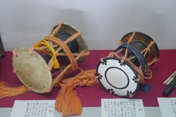 Large and small Tsuzumi drums &nbsp;