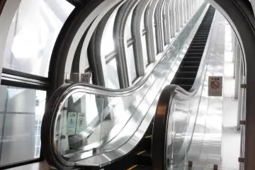 <p>L'unique escalator semble litt&eacute;ralement...</p>