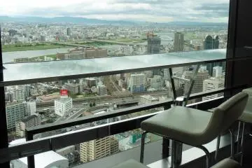 <p>Une baie vitr&eacute;e de 35 m&egrave;tres de long permet de b&eacute;n&eacute;ficier d'une vue exceptionnelle sur la rivi&egrave;re Yodogawa</p>