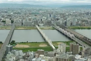 <p>La rivi&egrave;re Yodogawa est travers&eacute;e par de nombreux ponts&nbsp;routiers et ferroviaires</p>
