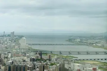 <p>Quand le ciel est d&eacute;gag&eacute;, il est possible de distinguer le c&eacute;l&egrave;bre&nbsp;pont du d&eacute;troit d'Akashi au fond &agrave; droite</p>