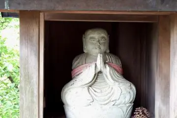 <p>Patung Jizo kecil di sepanjang jalan</p>