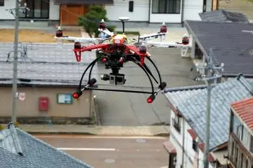 <p>Ketika saya berkunjung, pesawat drone ini sedang mengintai kami! (Sedang mengambil foto atau merekam video dari kastil untuk sesuatu)</p>