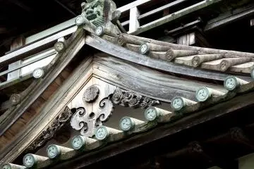 <p>Atap kastil dengan ornamen batu berbentuk singa atau anjing di atasnya</p>