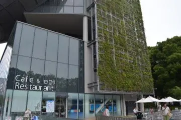 <p>ด้านหน้าทางเข้าจะมีร้านคาเฟ่เล็กๆไว้รองรับสำหรับผู้ที่ต้องการนั่งพักชิลๆ</p>

