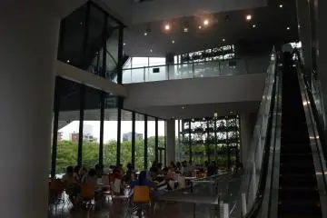 <p>เมื่อเข้ามาด้านใน โซนแรกที่พบคือบริเวณที่นั่ง</p>
