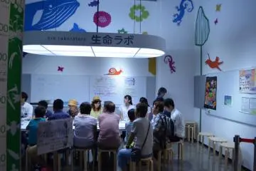 <p>ห้องแลปที่มีทั้งผู้ใหญ่และเด็กๆต่างสนุกสนานร่วมกัน</p>
