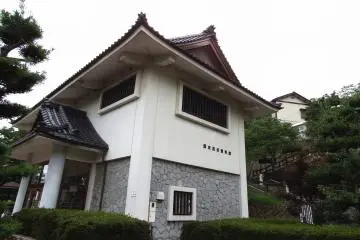 마루오카 성 역사박물관 마루오카 성 400주년을 기념해 1979년 공원과 함께 건립되었다