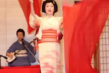 예기의 우아한 춤을 만끽했다