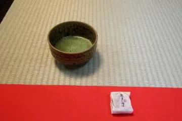 <p>Japanese green tea and sweet cake that were served to me were delicious!</p>
