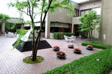<p>Western style courtyard</p>