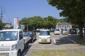 화장실까지 달린 그늘진 대형 무료 주차장
