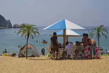 Bersantai di Pantai Keya