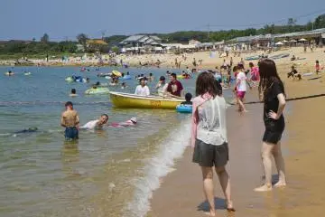 케야 해변에는 사람들이 북적이지만 그래도 아직 자리가 많다