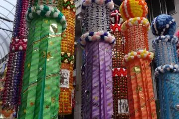 <p>Chaque groupe de banderoles est d&eacute;cor&eacute;e par divers magasins, &eacute;coles ou organisations civiques de la ville</p>
