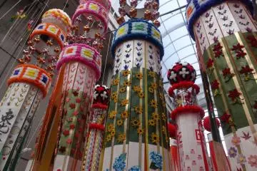 <p>Les banderoles sont suspendues &agrave; de longues perches de bambou de dix m&egrave;tres de hauteur dans les arcades commer&ccedil;antes de la ville</p>