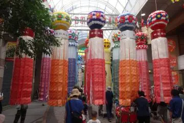 <p>Les arcades semblent &ecirc;tre des for&ecirc;ts de banderoles</p>