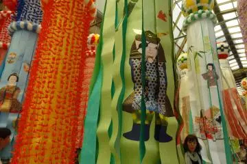 <p>Le c&eacute;l&egrave;bre seigneur de Sendai, le samurai borgne Date Masamune, fait une apparition sur une banderole du festival</p>