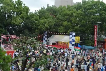 <p>เวทีกิจกรรมหน้าศาลเจ้า</p>