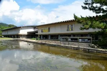 <p>Front view of the East and West wings of&nbsp;Nara National Museum</p>