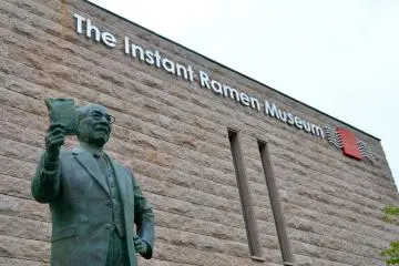 Patung Tn. Momofuku Ando yang berdiri dengan bangganya di pintu masuk Museum Ramen Instan Momofuku Ando