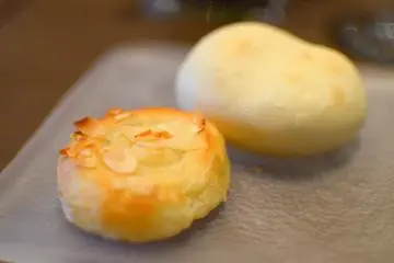 <p>All-you-can-eat breads were served periodically. It includes cheese danish and salted buns.</p>
